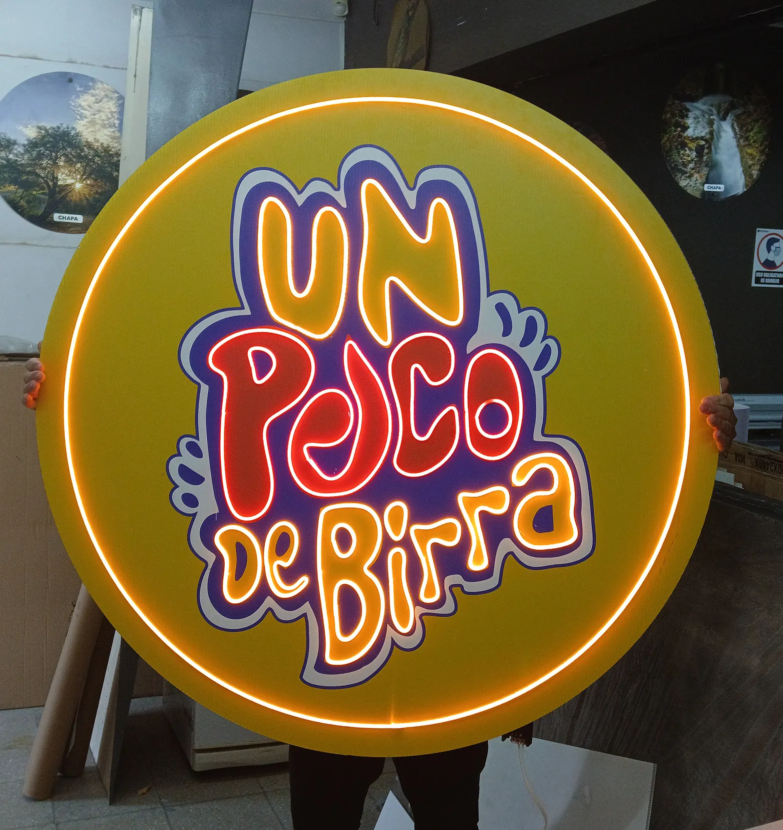 CARTEL EN COROPLAS CON LED